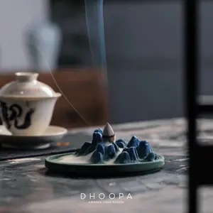 Tempat Bakar Dupa Asap Turun ke Bawah Kerucut Keramik Mountain