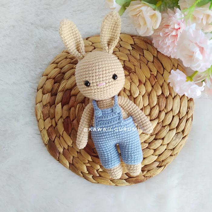 Gambar BONEKA RAJUT BUNNY OVERALL PANTS dari Kawaii Crafts Kota Palembang Tokopedia