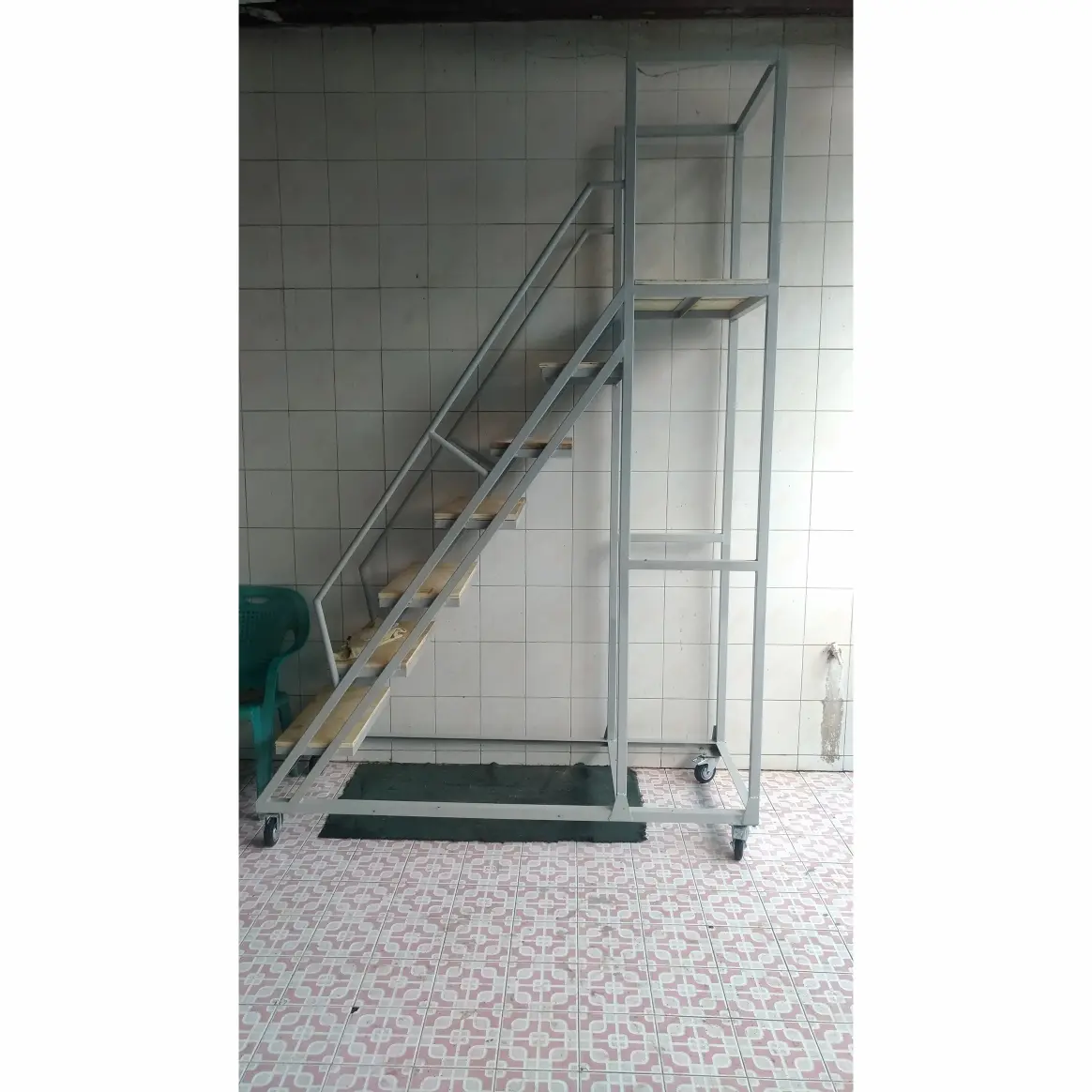 Tangga Dorong Tangga Gudang Tangga Barang Mobile Stair Besi