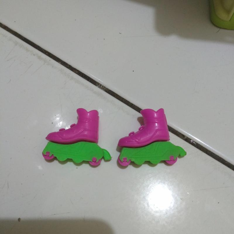 Miniatur Sepatu Roda Boneka Berbi - Shop | Tokopedia