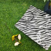 Gambar Tas Kertas Ivori Laminasi Licin Belanja Hadiah Kado Motif Zebra dari Rahmah Tas Kertas dan Kemasan Kab. Sleman 4 Tokopedia