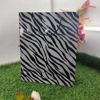 Gambar Tas Kertas Ivori Laminasi Licin Belanja Hadiah Kado Motif Zebra dari Rahmah Tas Kertas dan Kemasan Kab. Sleman 2 Tokopedia