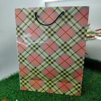 Gambar Tas Kertas Laminasi Licin Belanja Kado Souvenir Motif Kotak Pink Besar dari Rahmah Tas Kertas dan Kemasan Kab. Sleman 2 Tokopedia