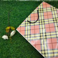 Gambar Tas Kertas Laminasi Licin Belanja Kado Souvenir Motif Kotak Pink Besar dari Rahmah Tas Kertas dan Kemasan Kab. Sleman 4 Tokopedia
