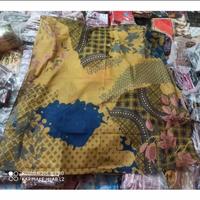 Gambar kerudung/hijab segi empat motif sabrina/dennay kw/jilbab voal premium dari Cici Tiung Kab. Sumedang 2 Tokopedia