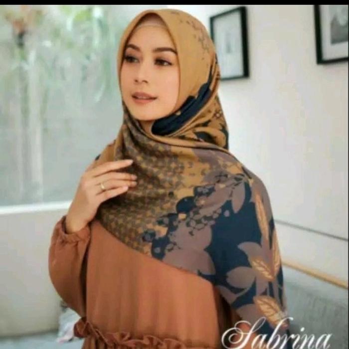 Gambar kerudung/hijab segi empat motif sabrina/dennay kw/jilbab voal premium dari Cici Tiung Kab. Sumedang Tokopedia