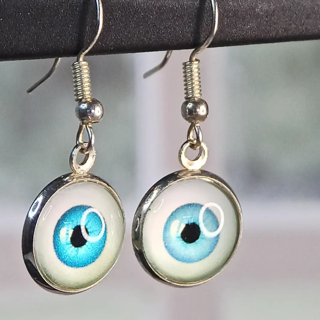 anting blue eyes