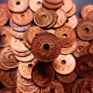 Uang Kuno 1 Cent Nederlandsch Indie Bolong Tahun 1945p kondisi Luster