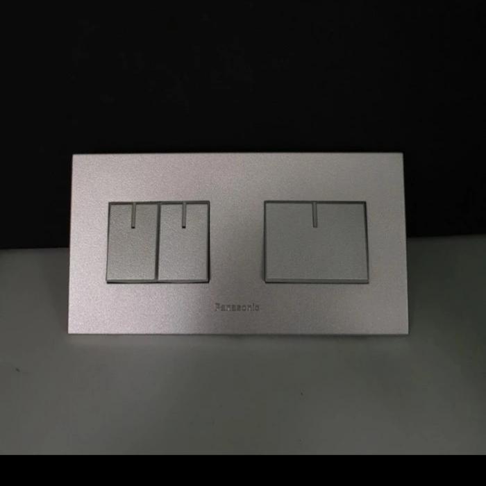 Gambar saklar sakelar 3gang 3 gang triple silver mws panasonic dari PROLED ELECTRIC Kota Administrasi Jakarta Pusat Tokopedia