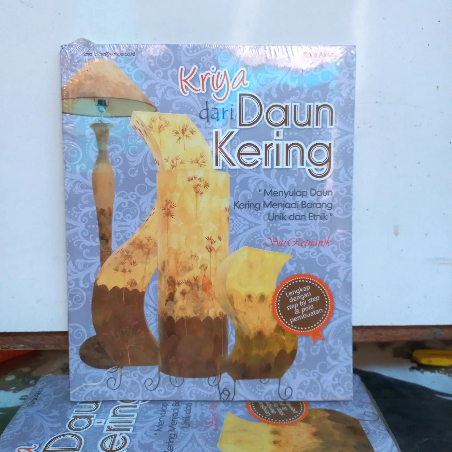 Buku Kreasi - Kreasi dari Daun Kering