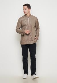 Gambar Koko Dewasa Saku Kiri Kanan / Koko Preview by Itang Yunasz - S dari ALFAUZI COLLECTION Kota Administrasi Jakarta Barat 3 Tokopedia