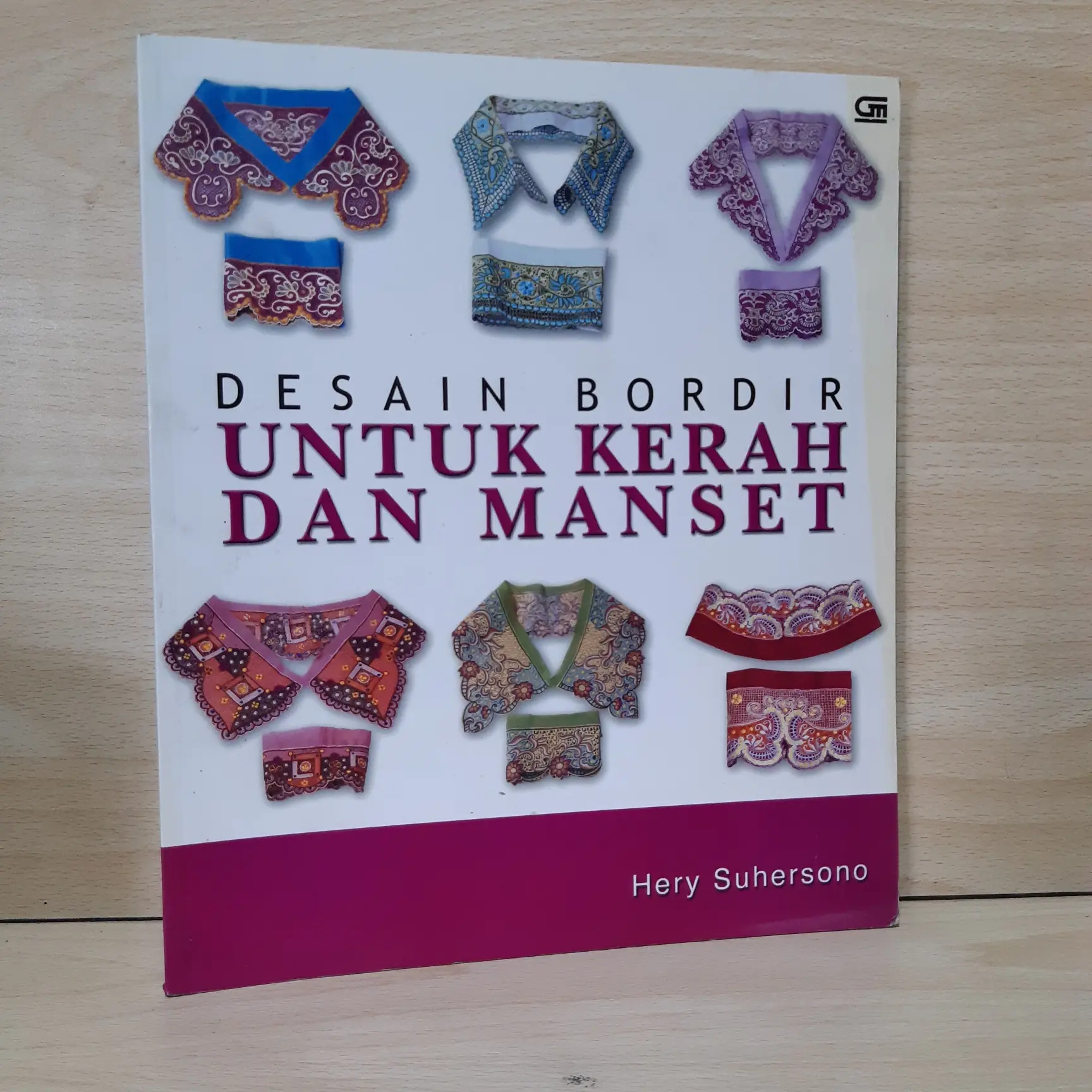 buku desain.DESAIN BORDIR UNTUK KERAH DAN MANSET oleh Heri Suhersono.