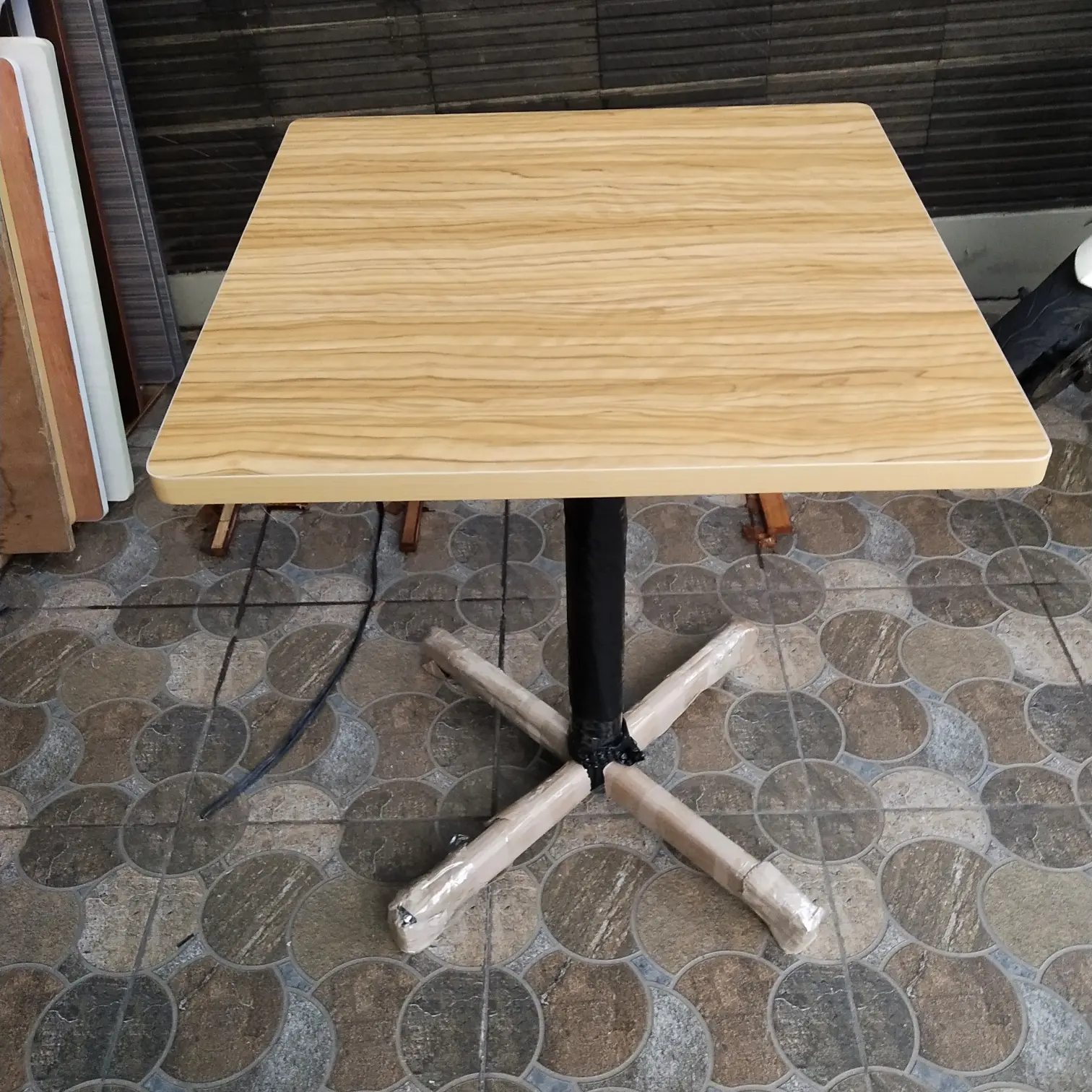 Meja Cafe UK. 70x70cm Lapis HPL