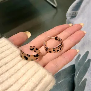 Anting Korea Aksessoris Wanita Anting Bulat Bahan Akrilik Motif Animal Print.
