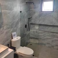 Gambar Temper Glass Shower 10mm Partisi Kamar Mandi - Pesanan Bu Fethria Kaca dari Glassco Kaca Kota Tangerang 5 Tokopedia