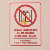 Gambar STICKER TANDA JANGAN GUNAKAN LIFT KEADAAN GEMPA/KEBAKARAN 15X20 CM dari Prime Guard Makmur Jakarta Barat 2 Tokopedia