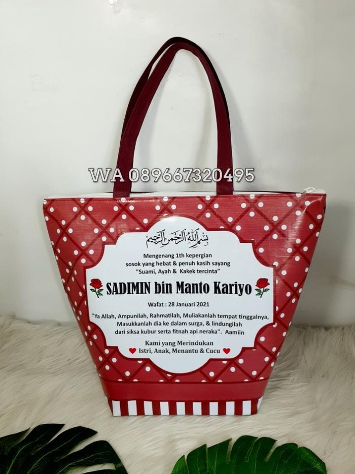 Gambar Tas Souvenir Mengenang 1 Tahun Wafat SM Trapesium Muat Box Nasi 20x20 dari fafasouvenirkudus Kab. Kudus Tokopedia