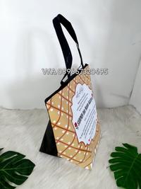 Gambar Tas Souvenir Mengenang 1 Tahun Wafat SM Trapesium Muat Box Nasi 20x20 dari fafasouvenirkudus Kab. Kudus 4 Tokopedia