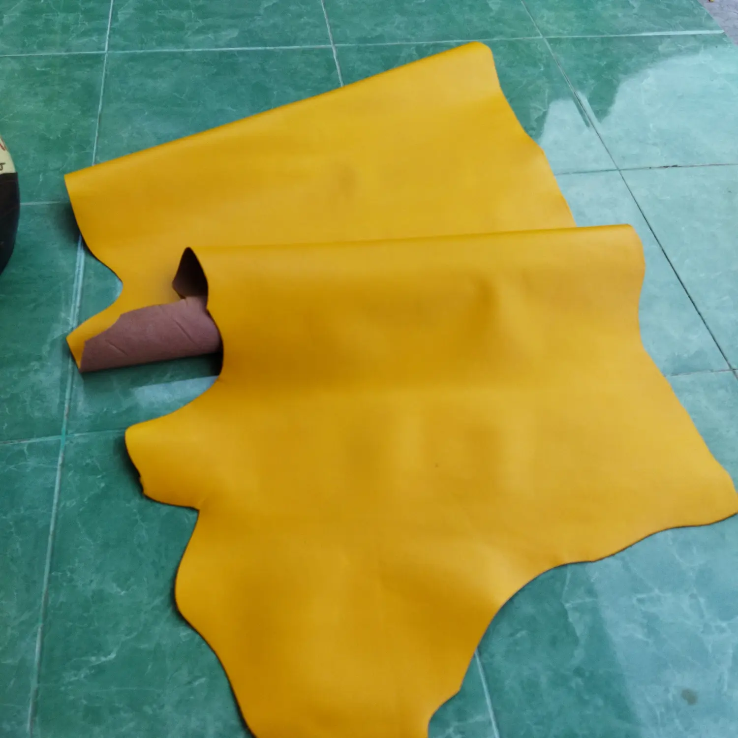 Kulit sapi Asli jenis Fullgrain / Pori warna Kuning ketebalan 1.5 mm