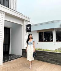 Gambar Love, Bonito - Rok Wanita - Araceli Asymmetrical Denim Skirt - Ivory dari Love, Bonito ID Kab. Bekasi 5 Tokopedia