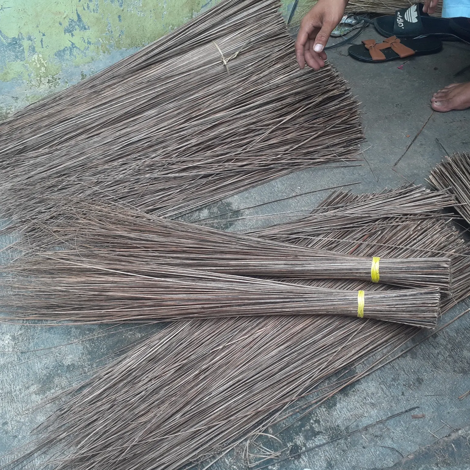 sapu lidi / lidi ikat biasa /sapu tanah