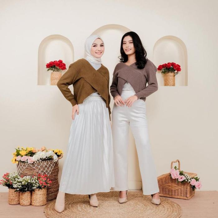 Gambar Blouse Rajut Knit Wanita Crop Top Korean Style Premium dari Aida Muslim Collection Kota Bandung Tokopedia