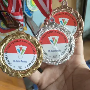 medali plastik + tulisan/logo suka-suka bisa pilih warna emas, perak, perunggu