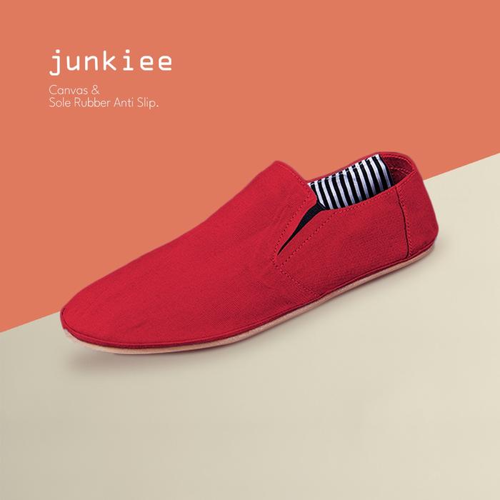 Gambar Junkiee Canvas Red Sepatu Slip On Unisex Kasual Flat Shoes Anti Slip Bahan Lentur Praktis untuk Traveling Size 38-45 - 38 dari Junkiee Kota Bandung Tokopedia