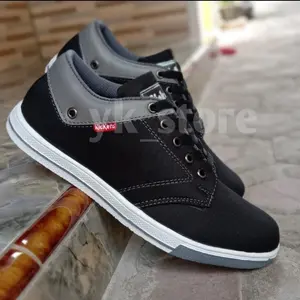 Sepatu Kickerss motif suede kasual