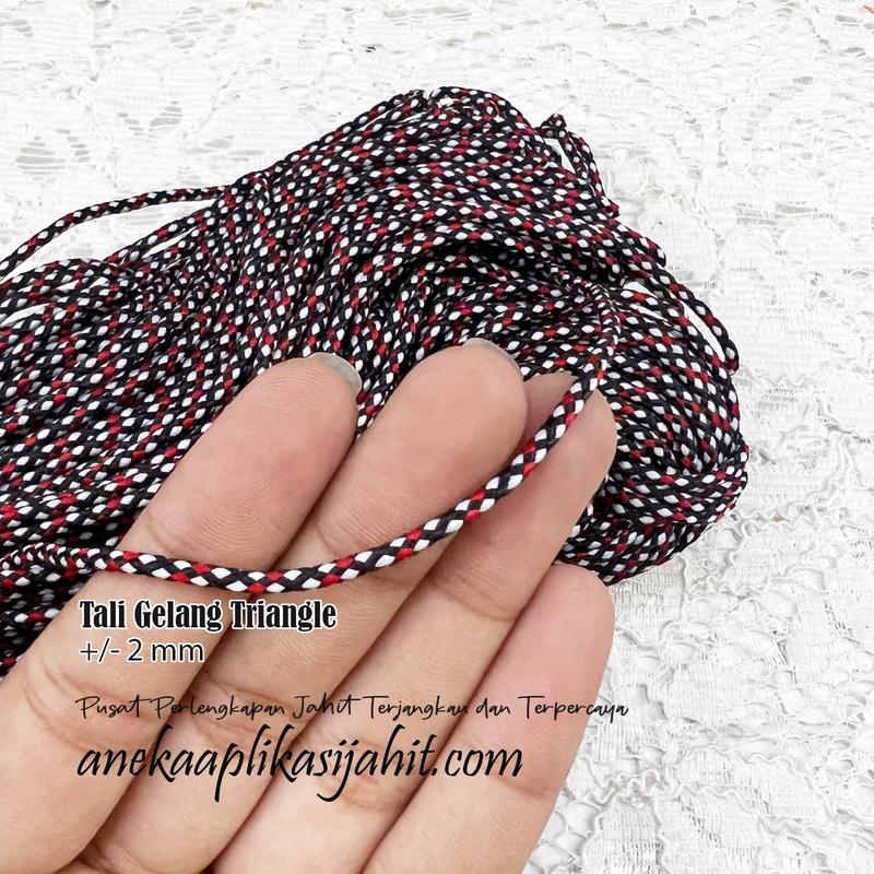 1 BKS TALI GELANG TRIANGLE / TALI GUNUNG 2 MM PANJANG (+/-81 M, 144GR) 1