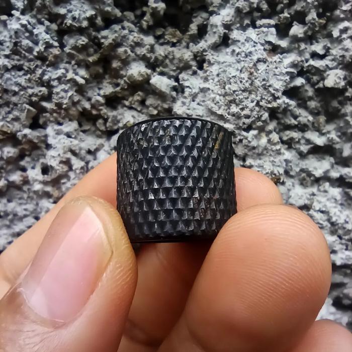 Gambar Knop Knob Gitar Bass Putaran Potensio Hitam Bahan Besi Drat Gerigi Gib dari SARINTEN CORP Kota Administrasi Jakarta Selatan Tokopedia