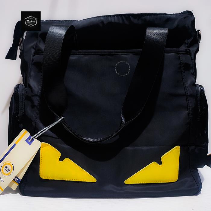 Gambar Tas Tote bag Unisex Peutup resleting Kantong Kanan Kiri BLack-Edisi F dari VERTICAL201 Kab. Tangerang Tokopedia