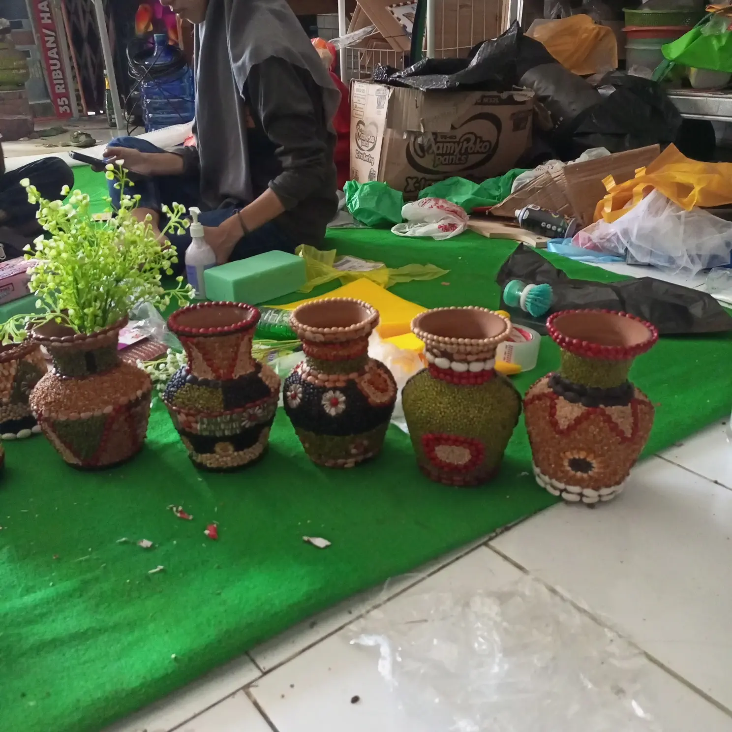 Kendi Tanah Liat dengan Biji-Bijian