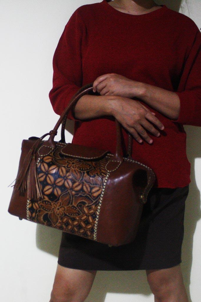 Gambar Dwi Lestari Batik Leather Bag - Batik Leather Handbag dari Djokdja Batik Online Kab. Sleman Tokopedia