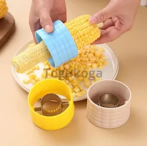 TOGAKOGA Alat Serut Pengupas Jagung Bentuk Bulat Model Puter Perontok Jagung Bahan Plastik Warna Kuning Ukuran 7,3cm x 4,8cm x 3,3cm Pisau Kuning Pisau