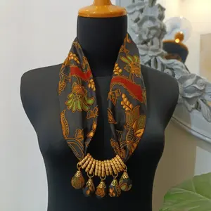 kalung batik anggur corak kayu modern