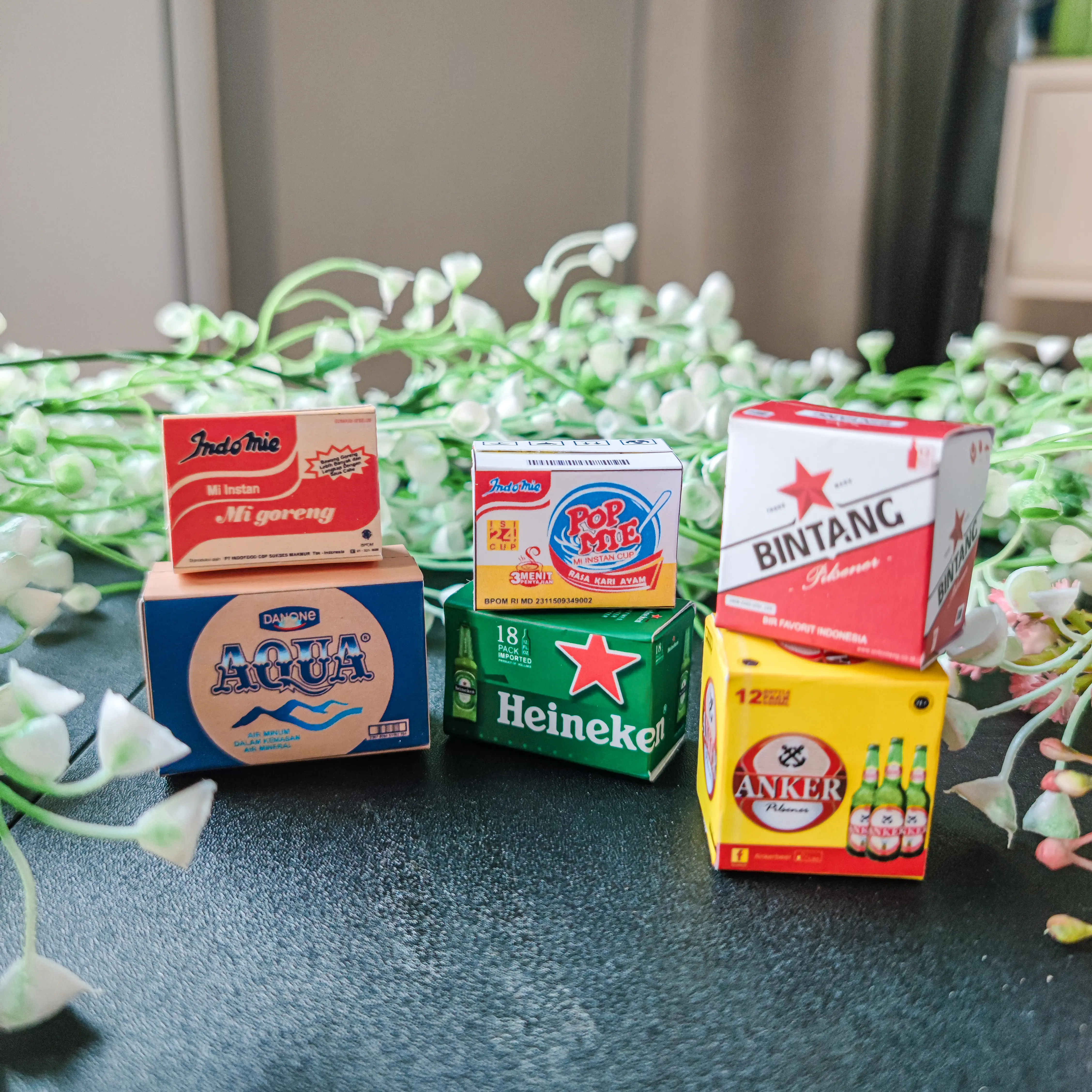 MINIATUR 1:12 BOX MAKANAN MINUMAN (3.1 x 2.2 x 1.8 cm) KARDUS MAINAN