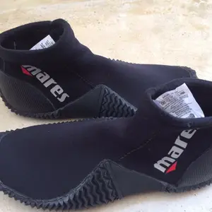 Sepatu karet Merk MARES untuk dipantai,selam,jetsky,olahraga air
