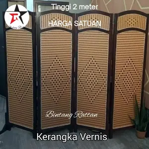 Sketsel Pembatas Ruang Partisi Rotan Sintetis Rangka Vernis Tinggi 2 M