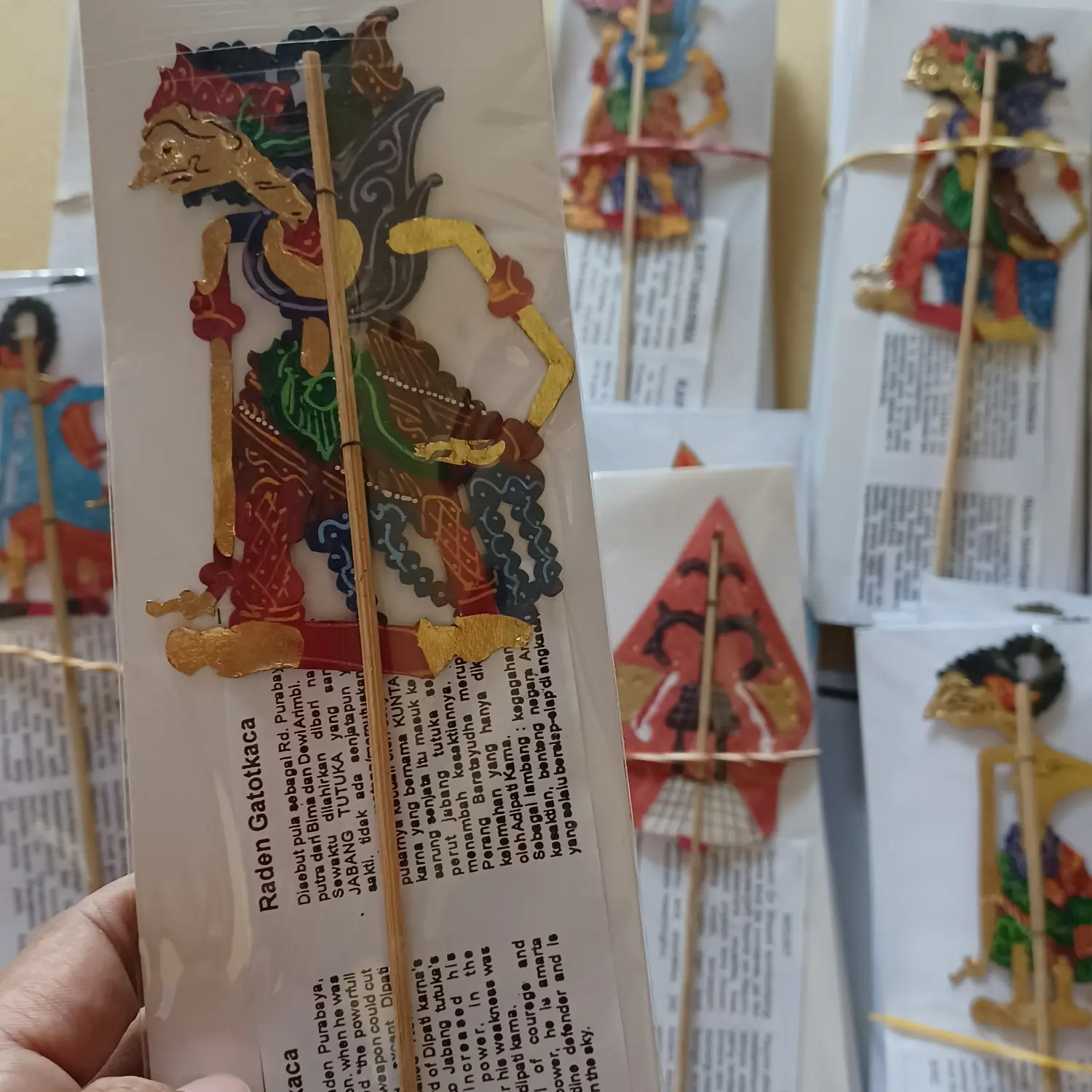 Souvenir Wayang Mini Terbuat Dari Bahan Kulit Dilengkapi Gapit Bambu Unik Ukuran 10cm Cocok Untuk Koleksi Atau Hadiah
