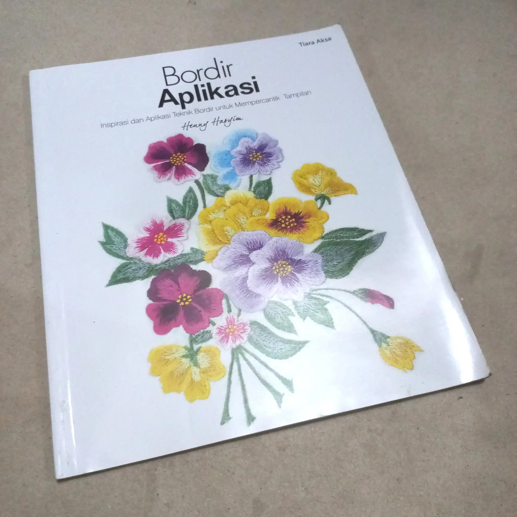 Buku Kreasi - Bordir Aplikasi (Inspirasi dan Aplikasi Teknik Bordir)