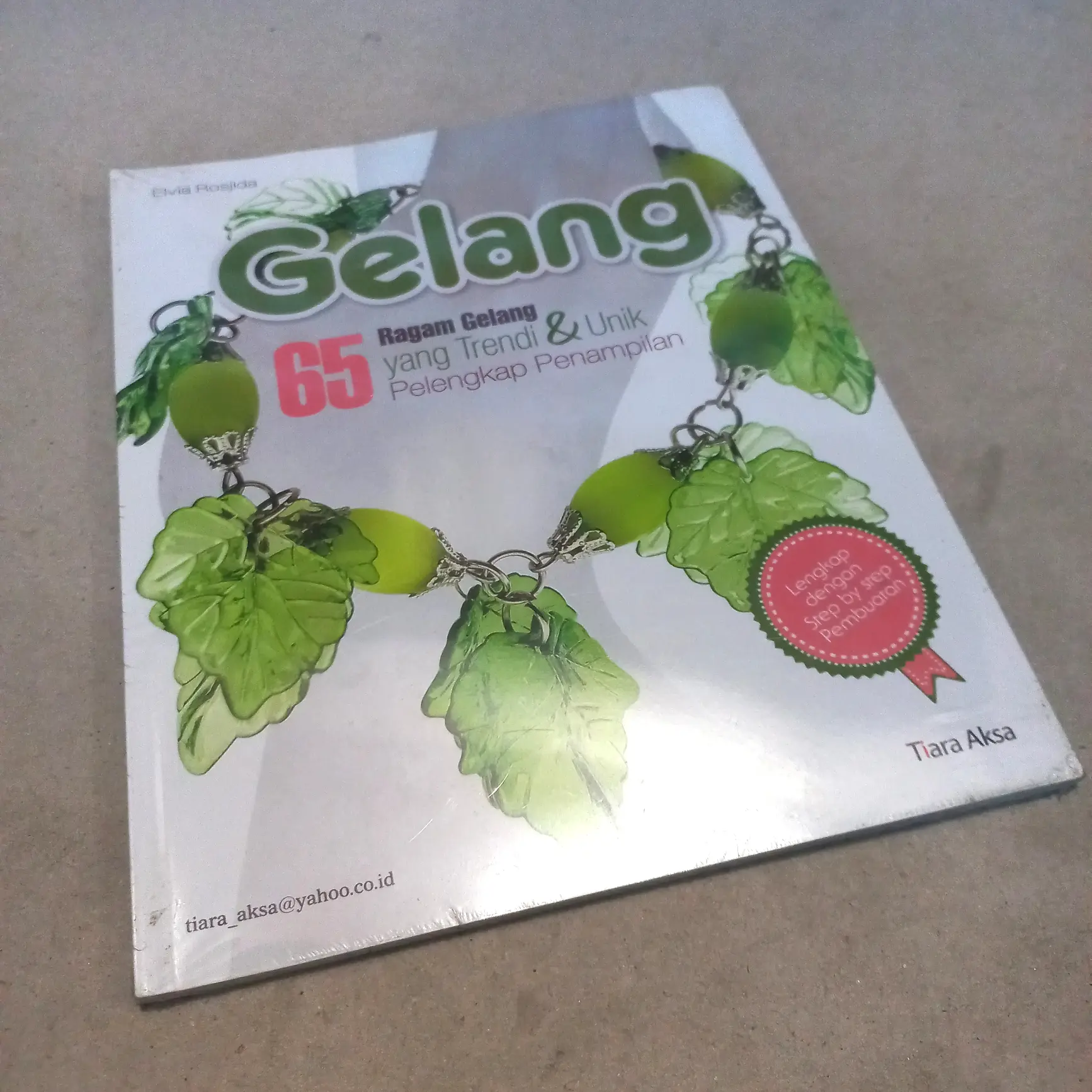 Buku Kreasi - Gelang (65 Ragam Gelang yang Trendy & Unik)