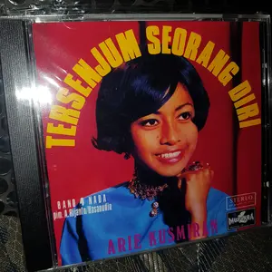 CD ARIE KOESMIRAN TERSENYUM SEORANG DIRI