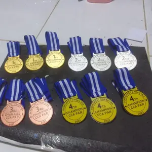 medali kejuaraan sepuh emas perak perunggu