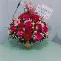Gambar Bunga Meja vas rangkaian bunga mawar pink bunga ultah pot bunga fresh meja dari Gaby Bella Florist Kota Administrasi Jakarta Selatan 4 Tokopedia