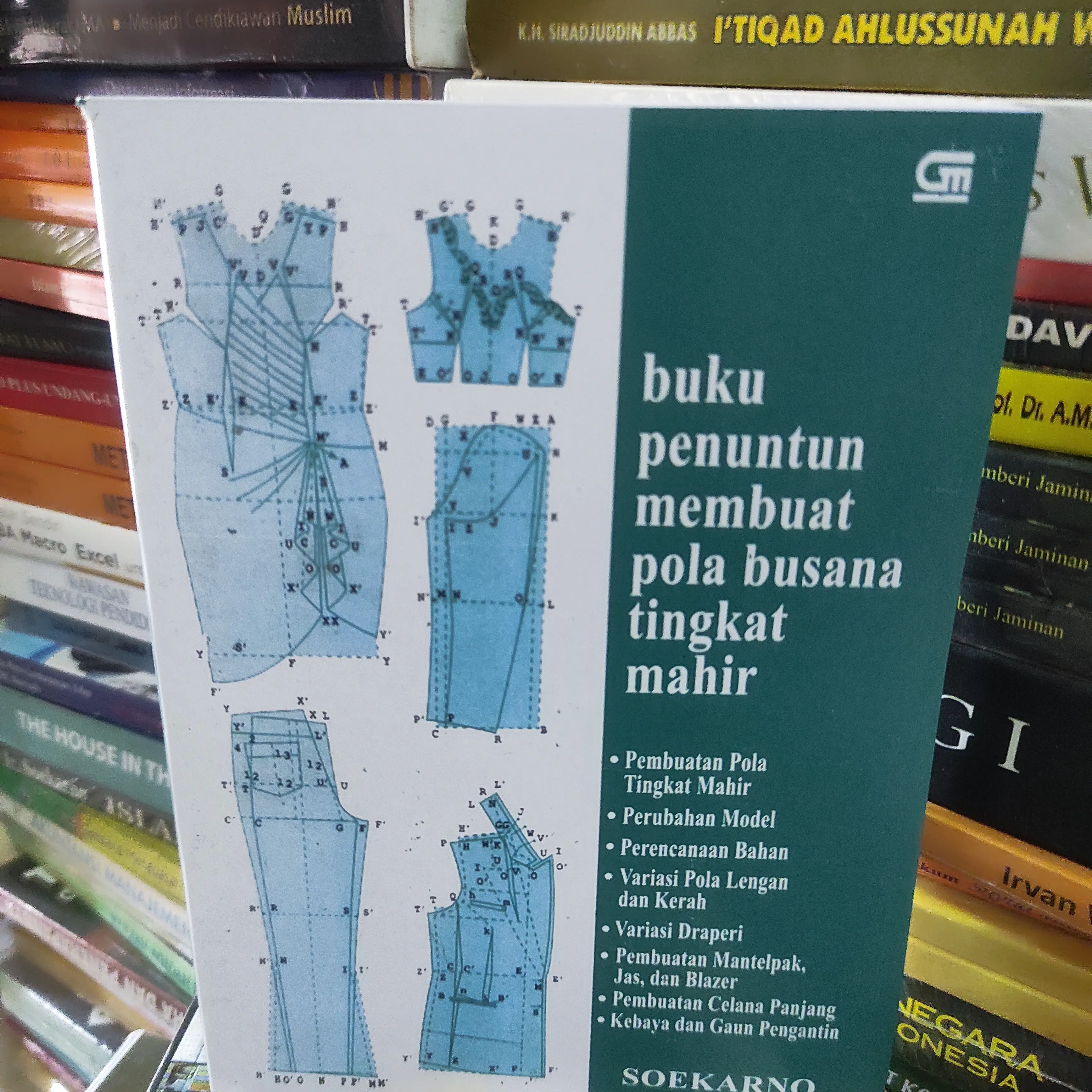 Buku Penuntun Membuat Pola Busana Tingkat Mahir oleh Soekarno - Pembuatan Pola, Perubahan Model, Perencanaan Bahan, Variasi Lengan & Kerah, Draperi, Mantelpak, Jas, Blazer, Celana Panjang, Kebaya & Gaun Pengantin