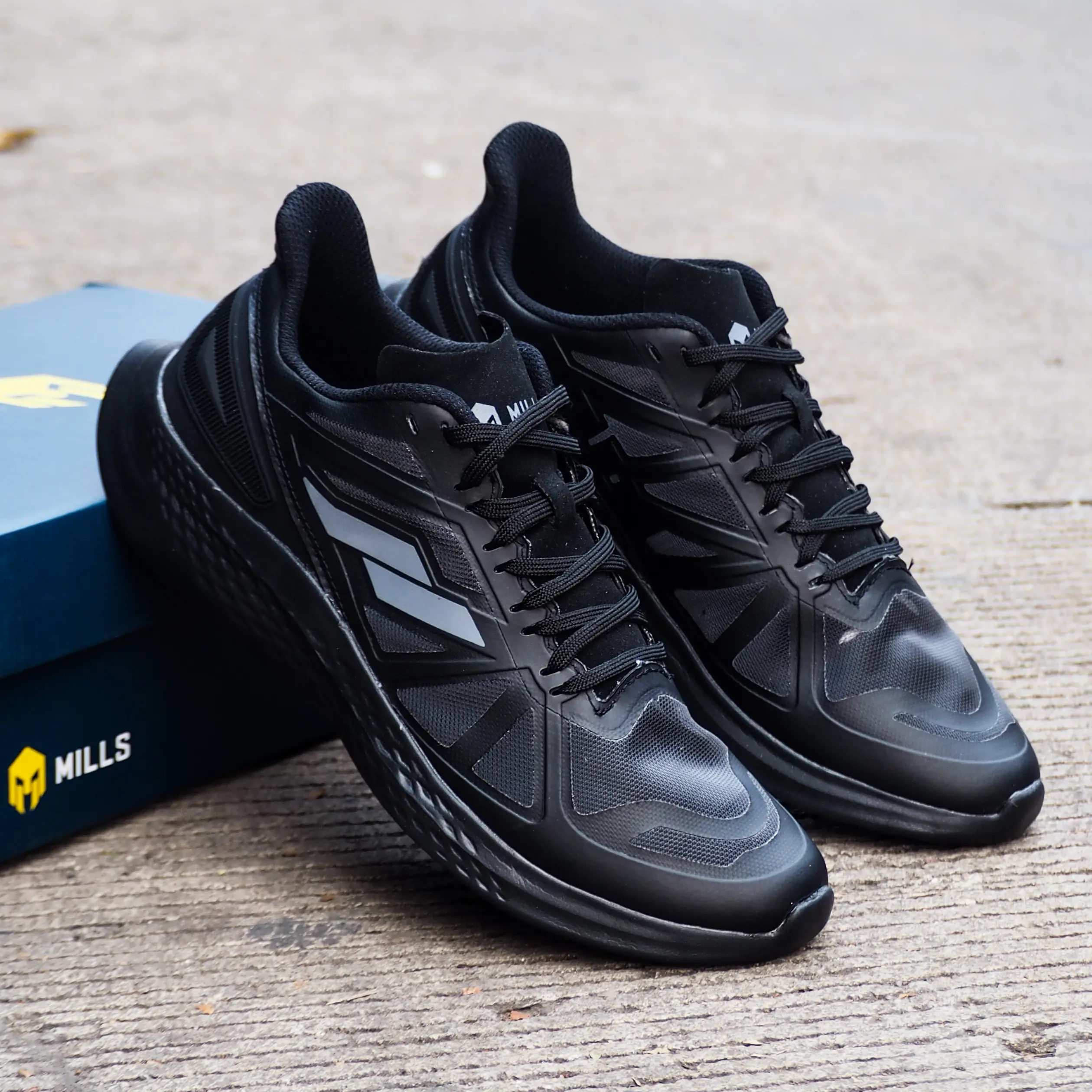 Sepatu Runnibg Mills Treximo Saga All Black Original