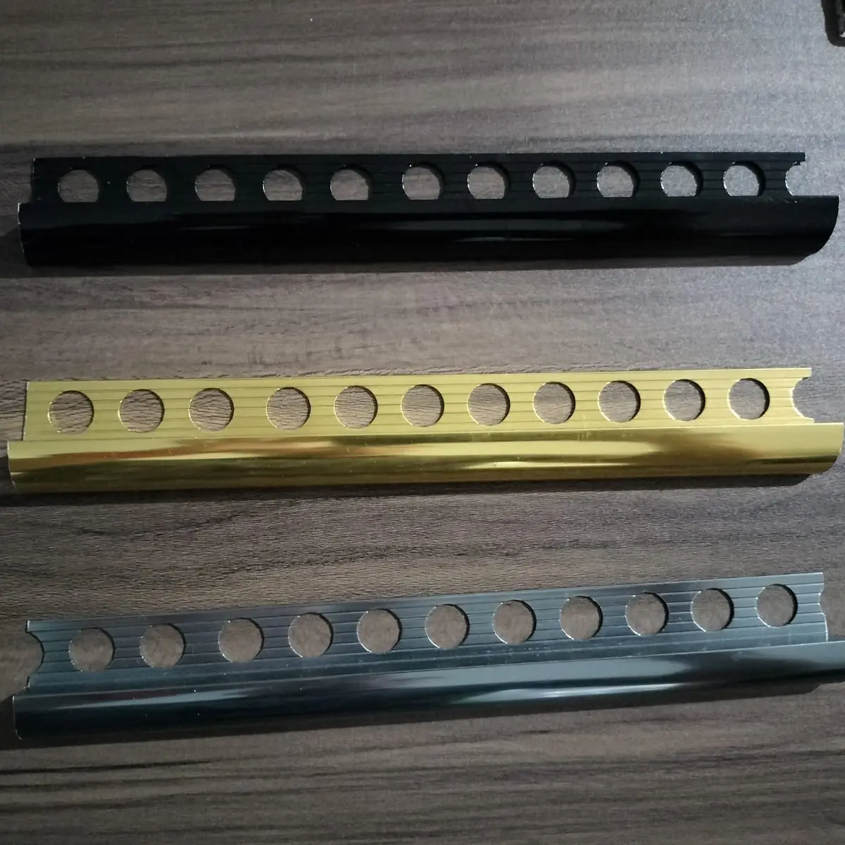 trim tile hitam aluminium