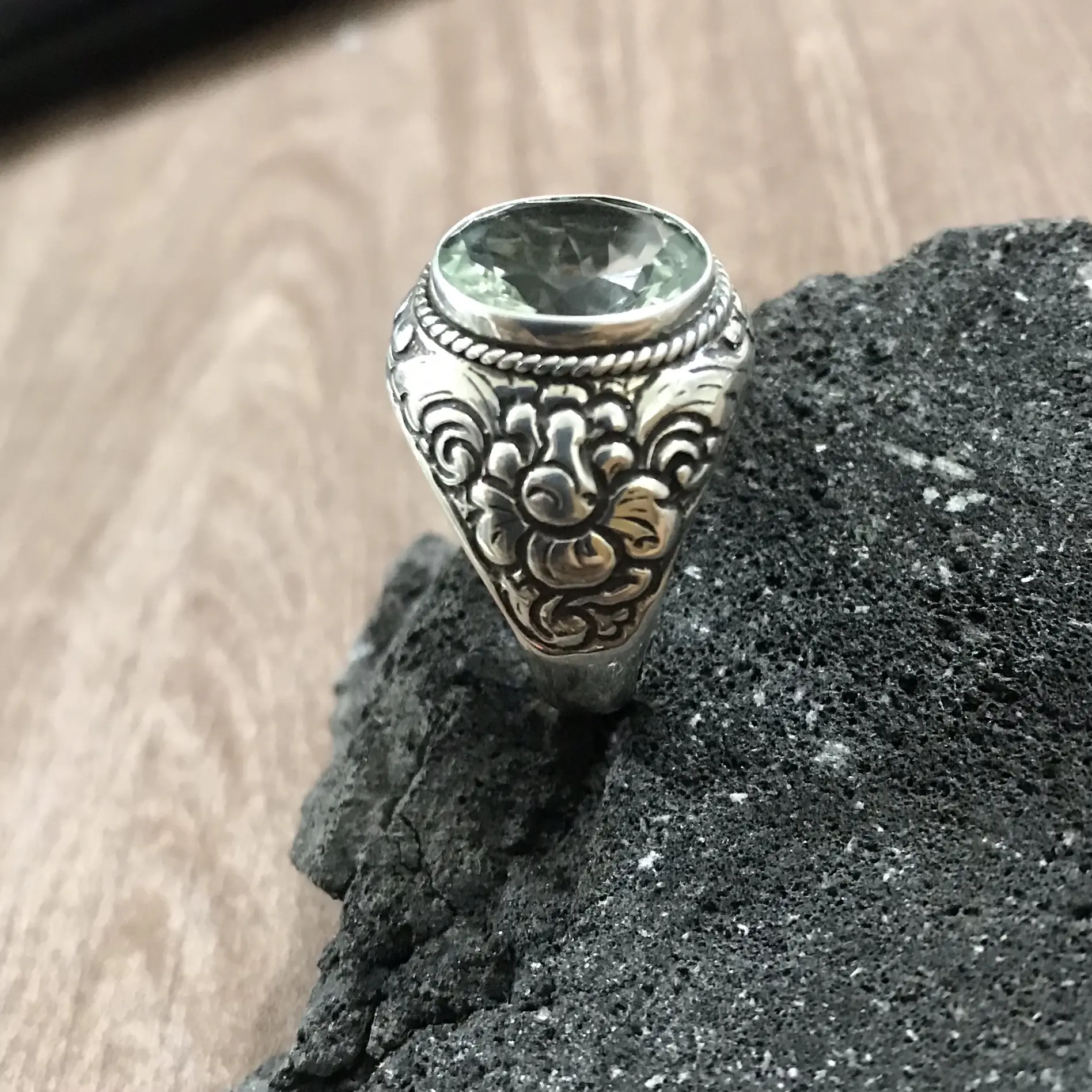 Cincin perak pria model tatahan permata green amethys