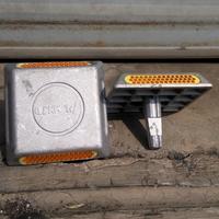 Gambar ALUMINIUM STUD  ROAD MARKA JALAN REFLEKTOR 2 SISI WARNA KUNING dari Putra safety mandiri 2 Kota Administrasi Jakarta Utara 2 Tokopedia